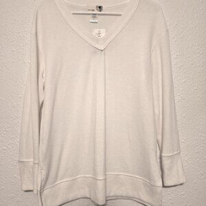 🎁 NWT Cozy Everleigh White V-Neck w/ Bottom Side Slits Sweater Size M